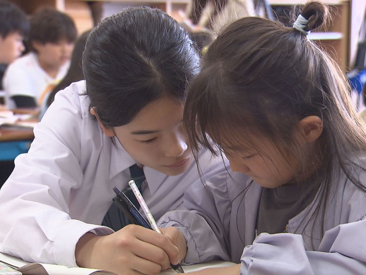 異学年で学び合い授業 上級生が下級生を優しく指導 岐阜県教委が5校を