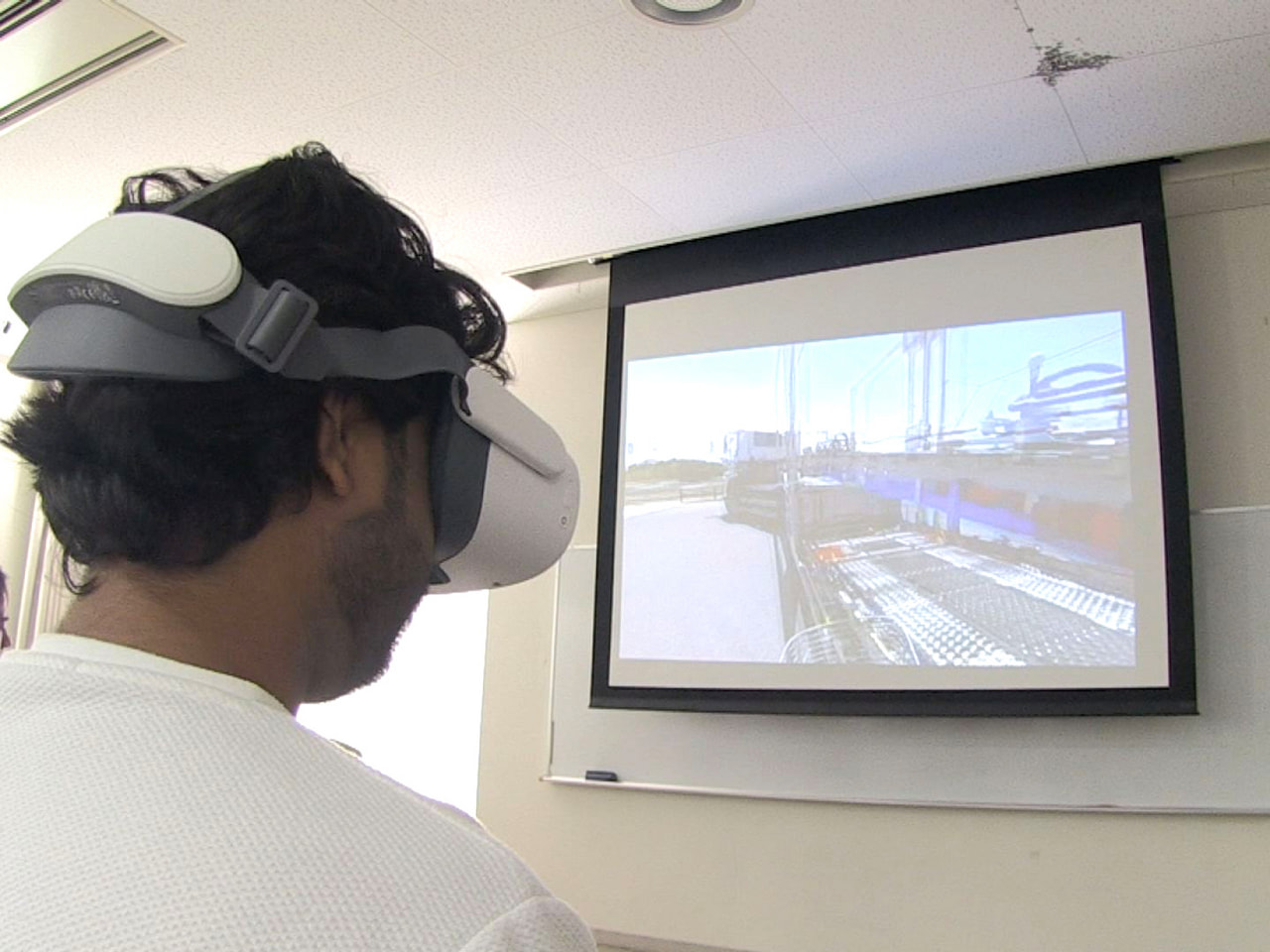 交通事故を疑似体験できるＶＲゴーグルを活用した自転車の交通安全の出前講座が１２日...