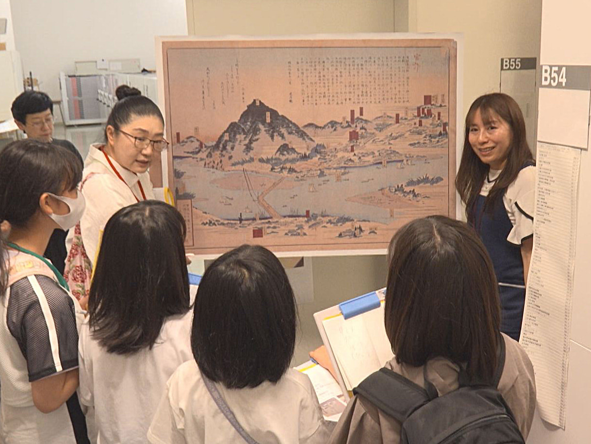 県図書館で２０日、「図書館探検・新聞記者になろう」と題した探検ツアーが開かれ、子...