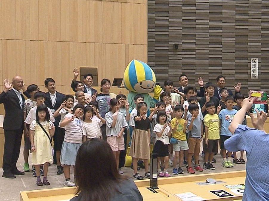 県議会を身近に感じてもらおうと「夏休み こども議場見学会」が１８日、県議会棟で開...