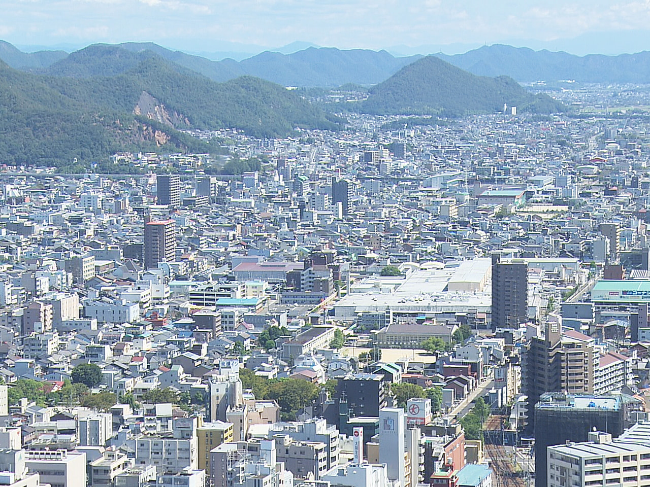 岐阜県内の今年8月の有効求人倍率は1・46倍で、前の月から0・02ポイント上昇し...
