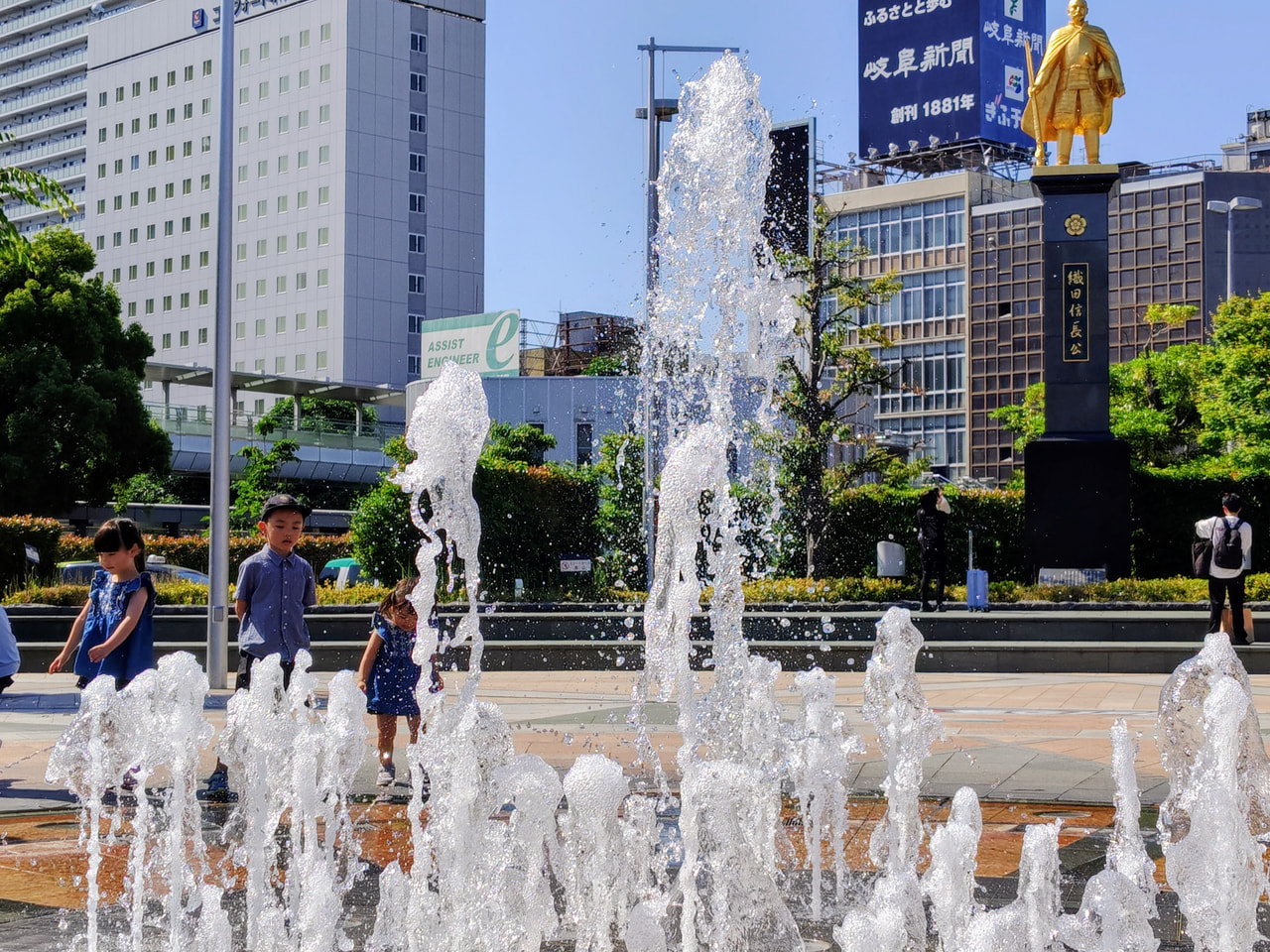 １７日の岐阜県内は高気圧に覆われてよく晴れ、強い日差しで気温が上昇し、岐阜市で午...