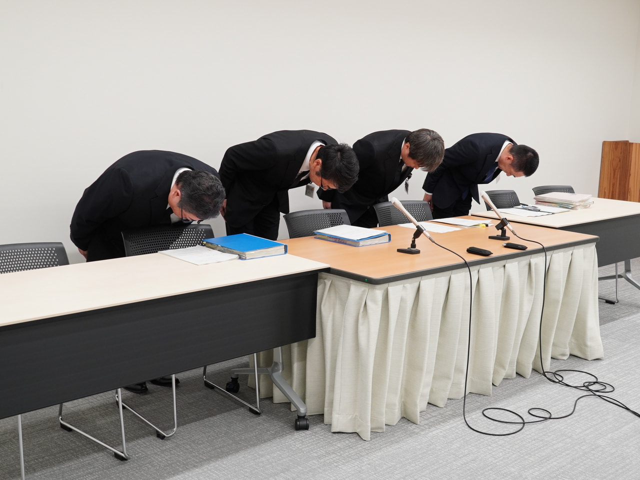 県教育委員会は２３日、勤務する公立中学校の女子生徒にキスをした２５歳の男性教諭を...