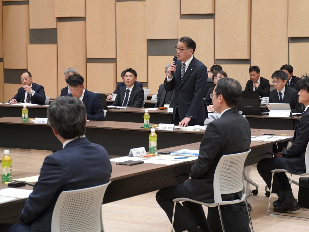 岐阜県の江崎禎英知事が打ち出したＬＲＴ（次世代型路面電車）構想をめぐり、産官学で...