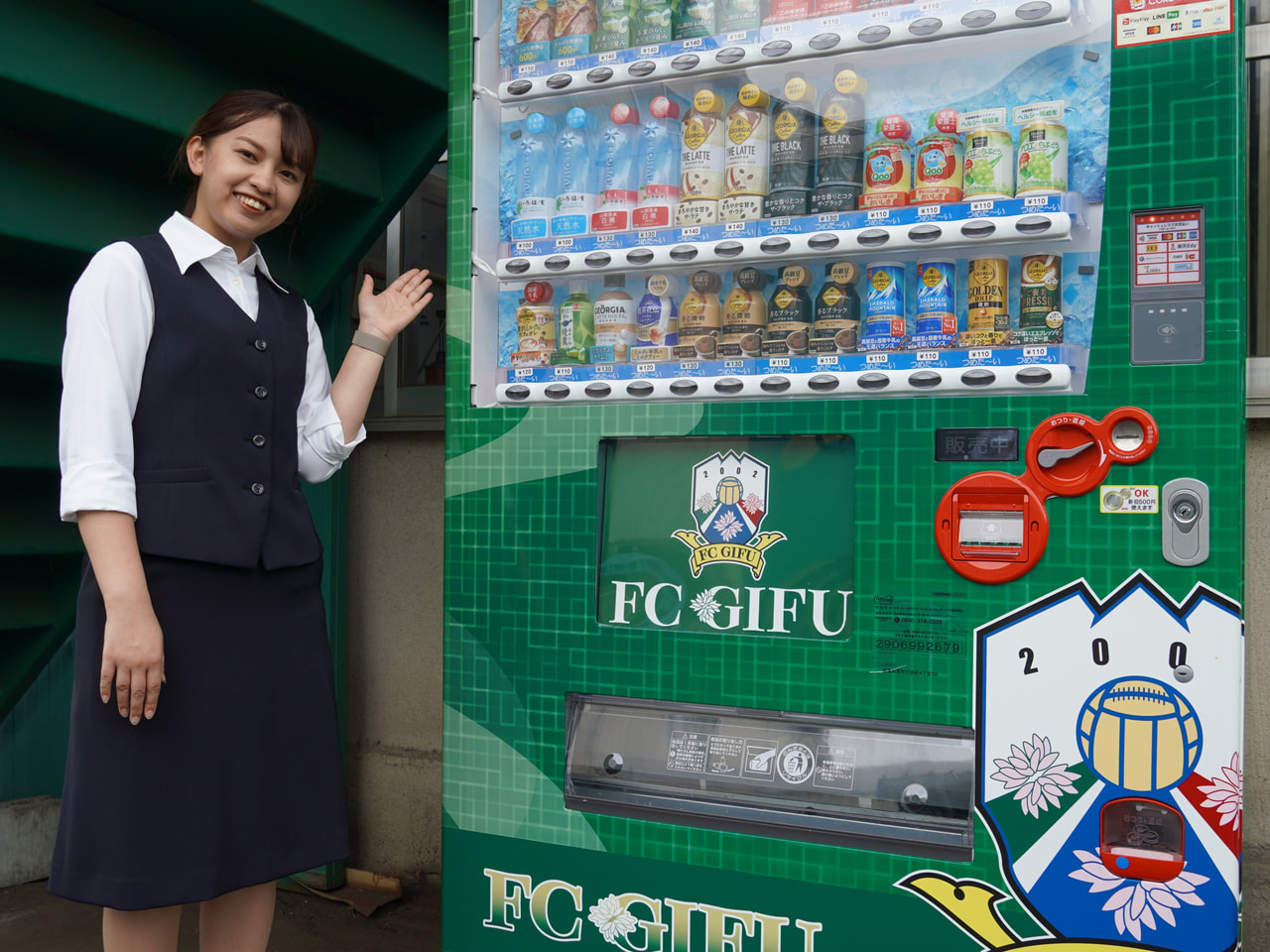 サッカーＪ３のＦＣ岐阜を応援する飲料水のラッピング自販機が新たに３台、岐阜県美濃...