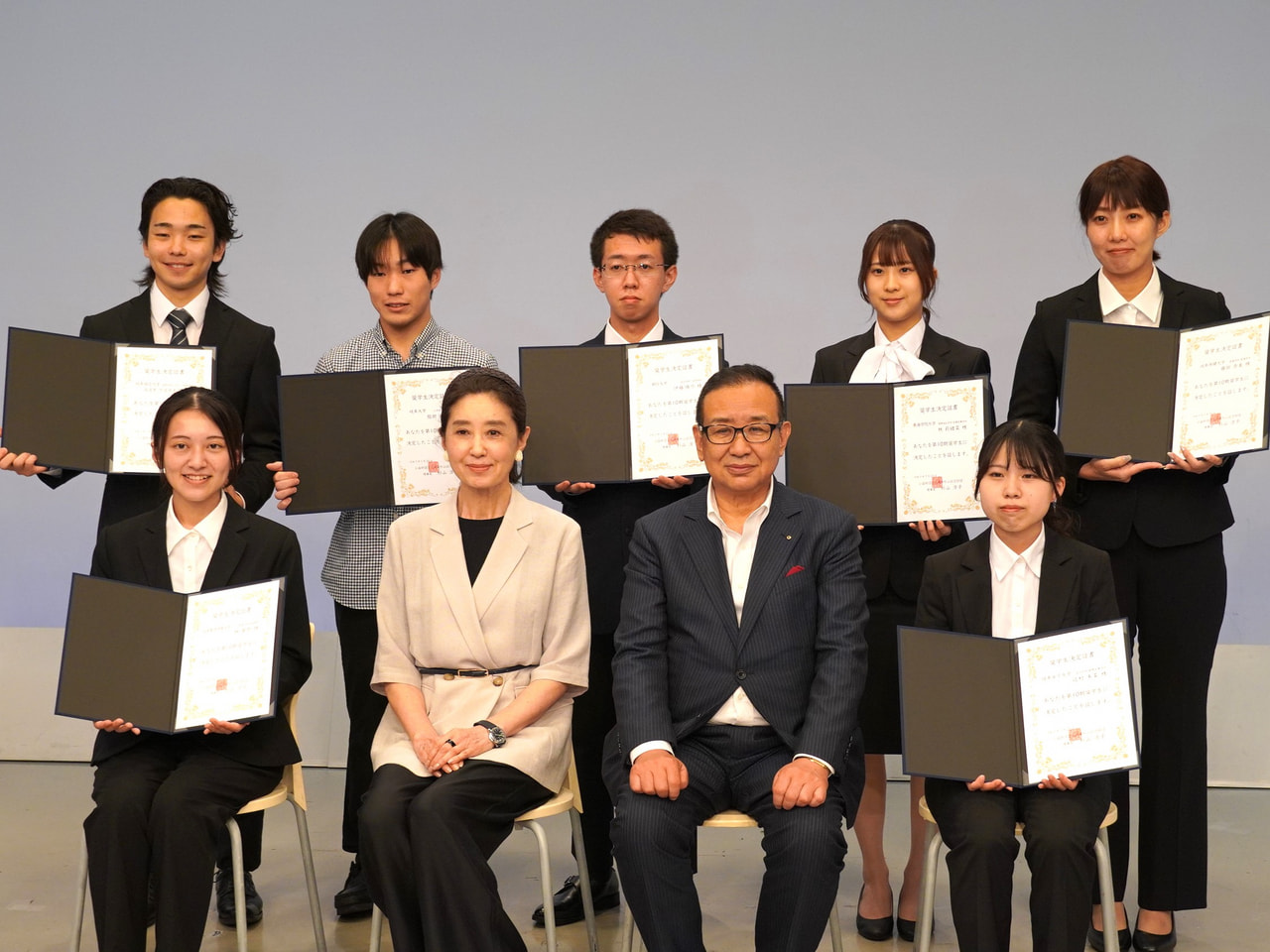 岐阜杉山記念財団の今年度の奨学生が決まり、決定証書の授与式が 岐阜放送本社で行わ...