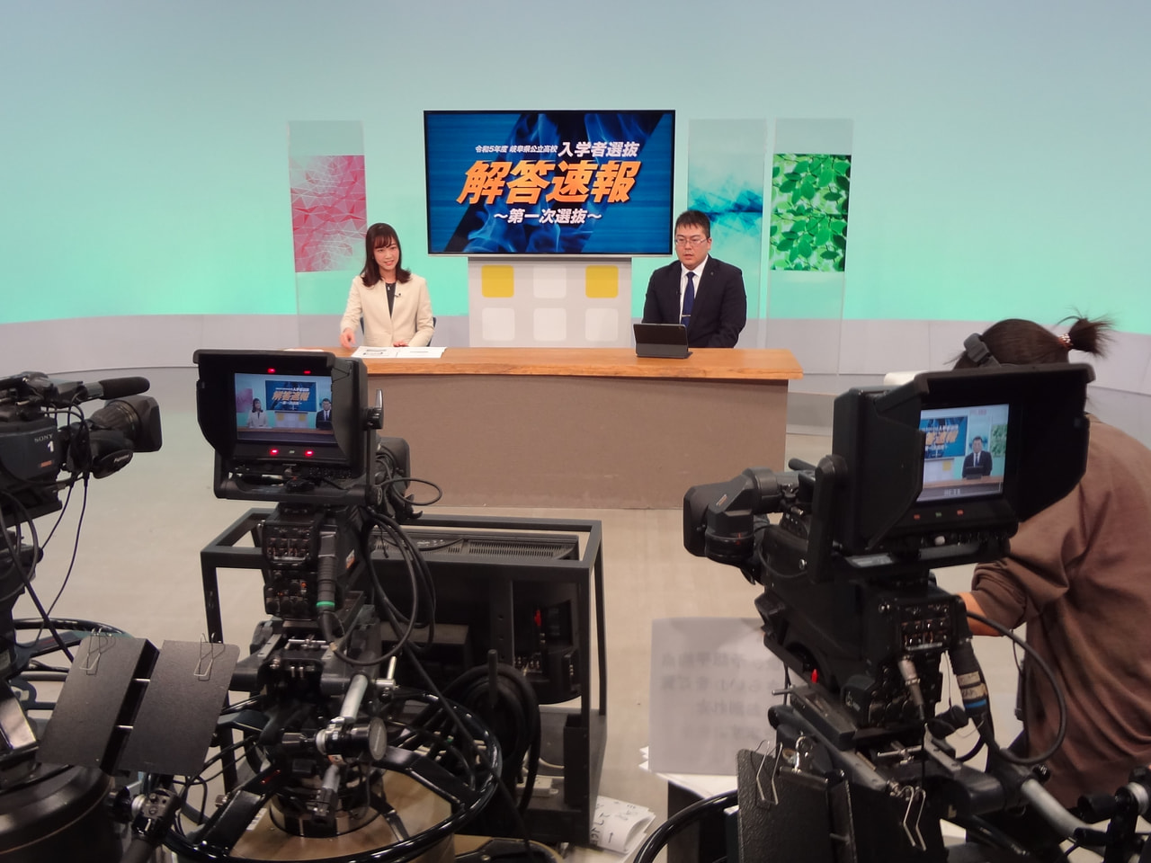 県内公立高校入試の第１次選抜が３日、全日制６３校、定時制１１校で行われ、計１万２...