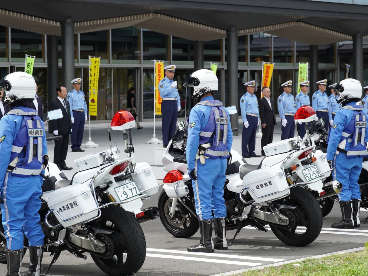 秋の全国交通安全運動の出発式が１９日、岐阜県庁の駐車場で行われ、白バイやパトカー...