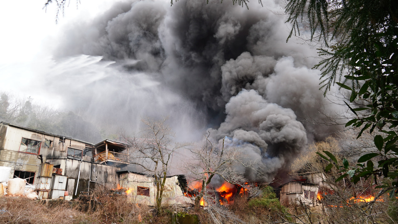 ４日午後、土岐市妻木町の廃プラスチックの破砕工場から火が出て、工場と民家などあわ...