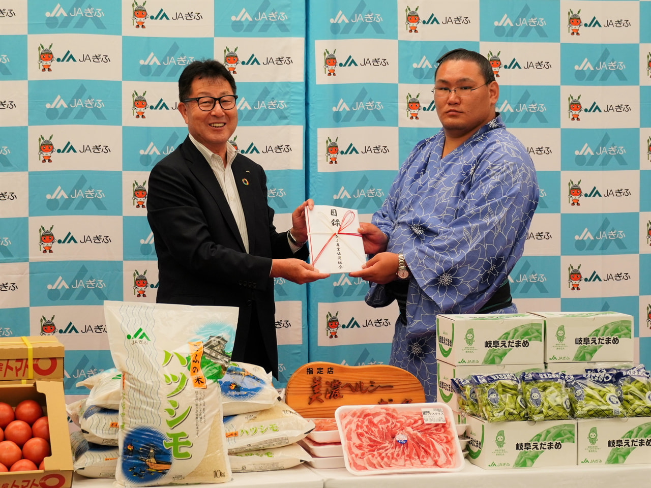 大相撲名古屋場所を前に、立浪部屋の力士の激励会が開かれ、ＪＡぎふから 米や豚肉な...