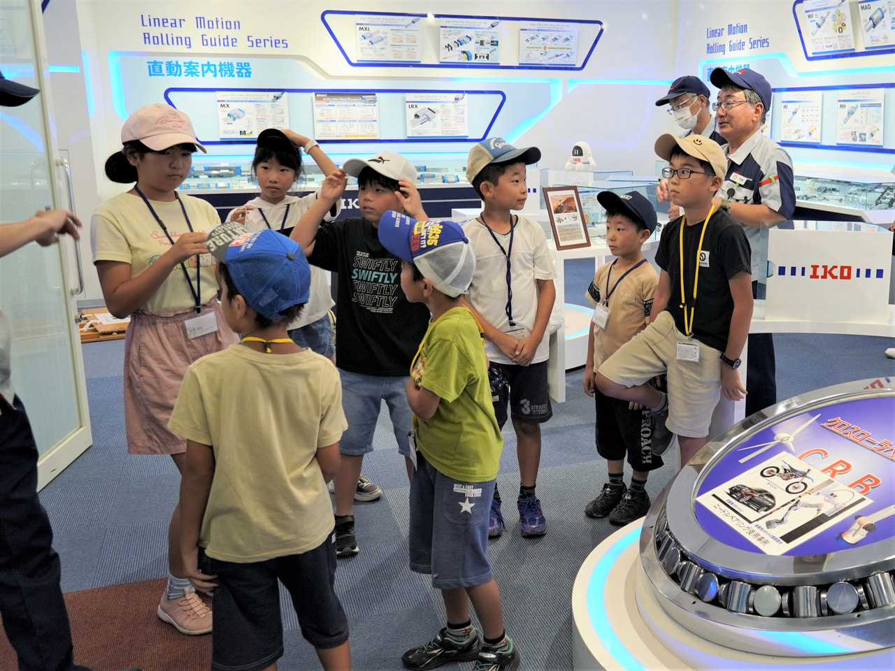 親が働く職場や作っている製品を知ってもらおうと、美濃市の工場で25日、「子ども参...