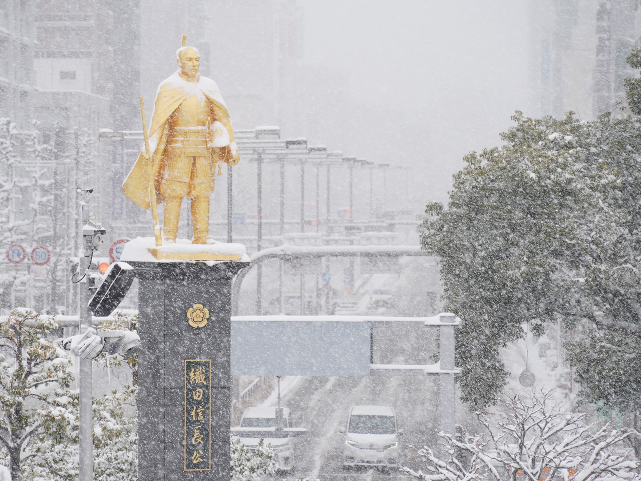 この冬一番の寒気の流れ込みで、岐阜県内は飛騨、西濃山間部で大雪となっており、２５...