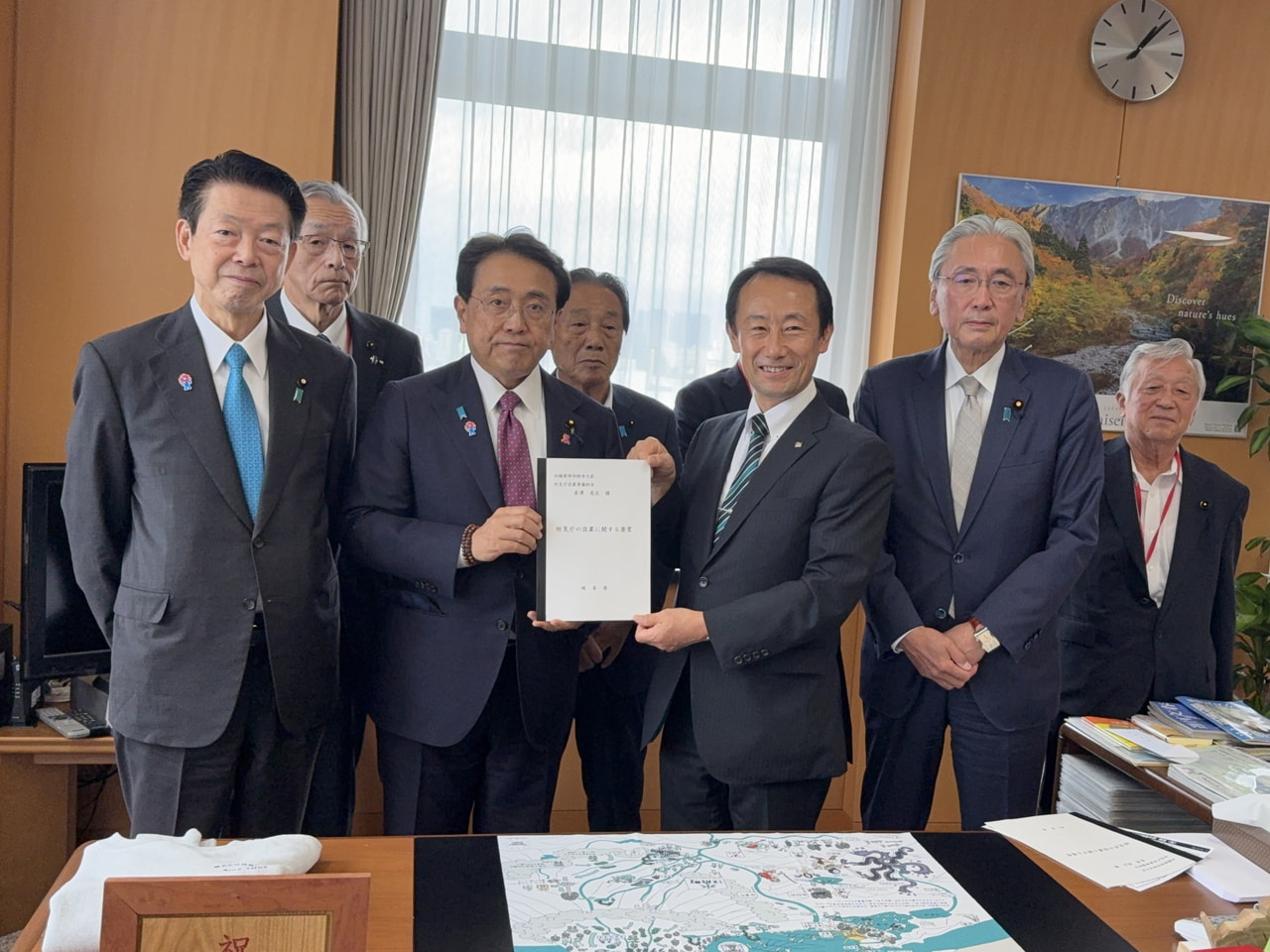 24日、江崎禎英県知事は東京都で赤沢亮正防災庁設置準備担当大臣と面会し、防災庁の...