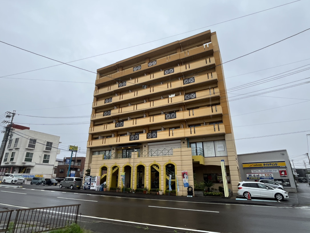 １４日未明、羽島郡笠松町のカードショップに刃物を持った男が押し入り、現金やトレー...