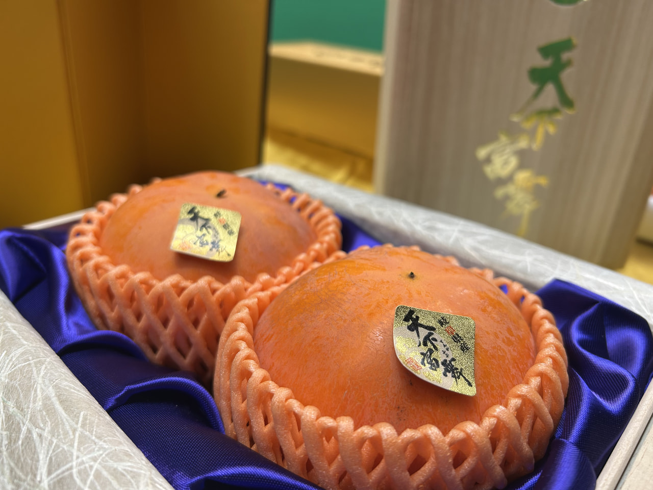 岐阜県産のブランド柿「天下富舞」の今シーズンの初競りが1日、愛知県の卸売市場で行...