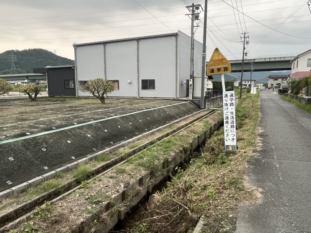 ７日午前、山県市の市道沿いの水路に電動アシスト付き自転車に乗っていた８１歳の女性...