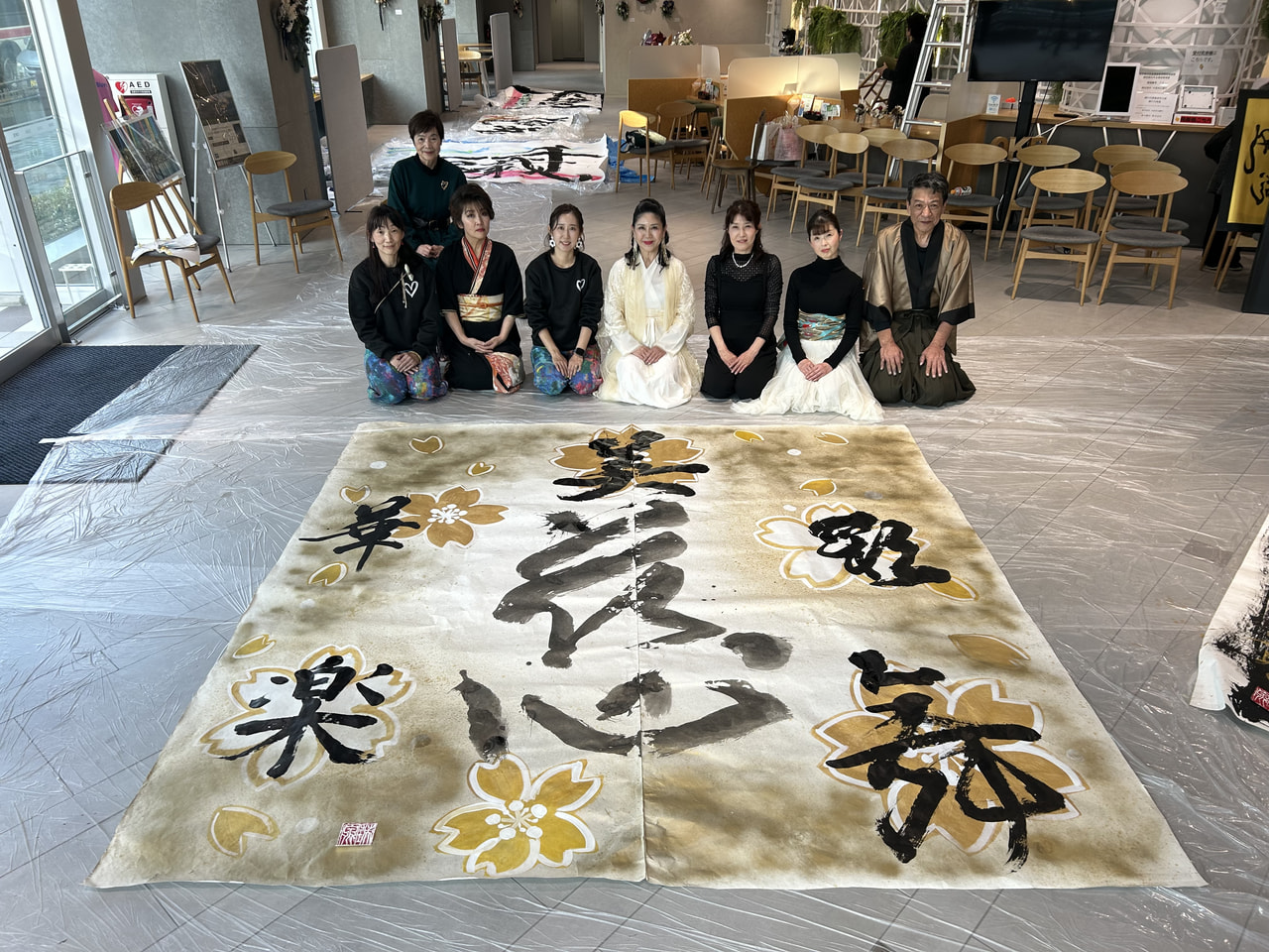 岐阜を拠点に国内外で活躍する書道家、河口瑛泉さんら女性書道家６人による書道パフォ...