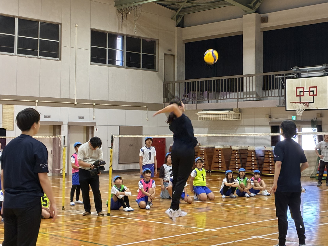 女子バレーボールチームの「岐阜リオレーナ」の選手による体験授業が２７日、岐阜市の...