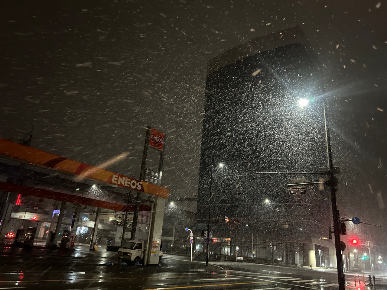 岐阜県では警報級の大雪となっていて、２５日昼前にかけて大雪や路面の凍結による交通...