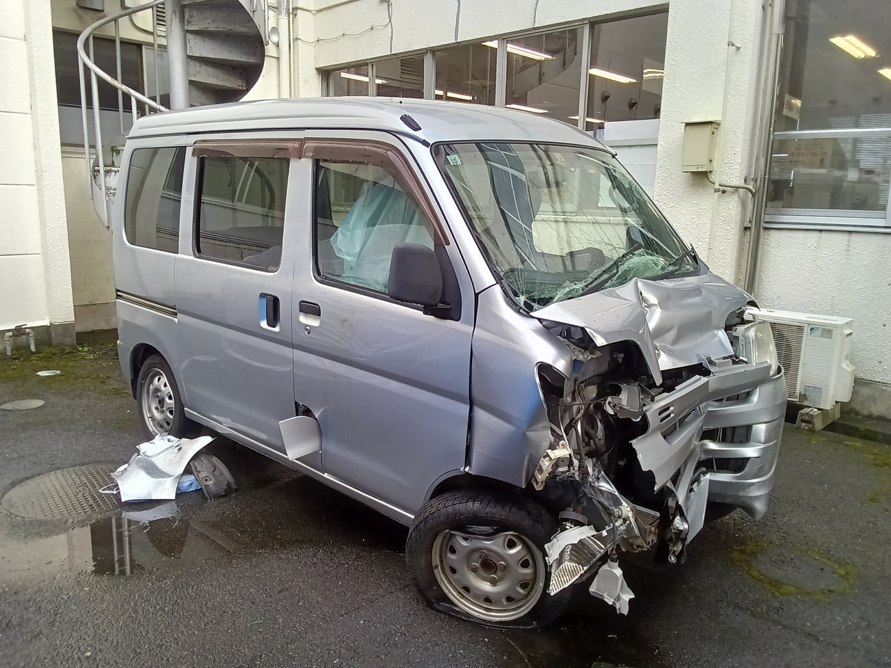 １７日午後、大垣市で無免許で軽乗用車を運転してガードパイプと衝突する事故を起こし...