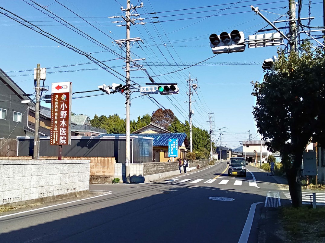 26日朝、各務原市の信号交差点で路線バスと乗用車が出合い頭に衝突し、乗用車を運転...