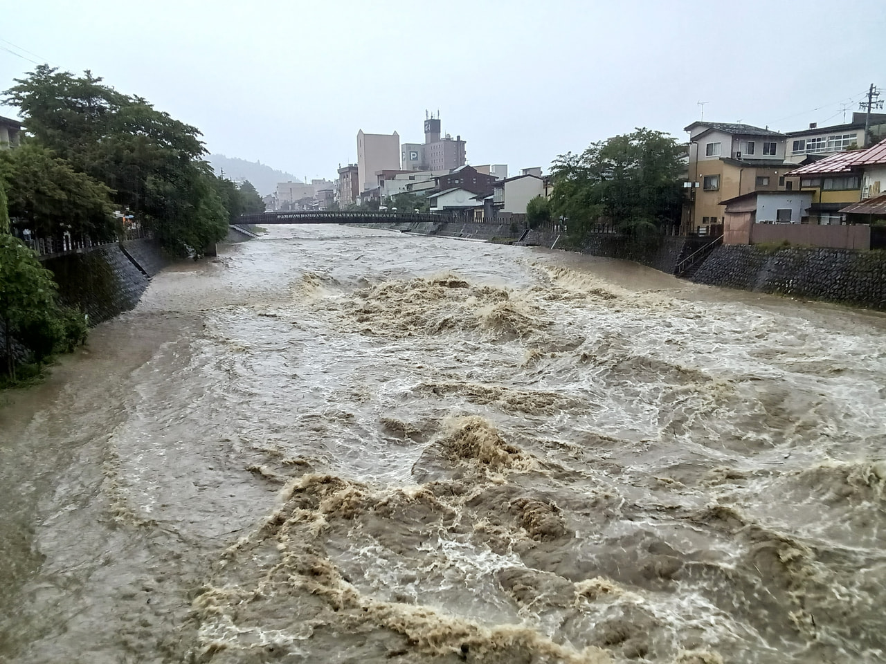 梅雨前線や湿った空気の影響で、岐阜県内は23日未明から飛騨地方や中濃地方でまとま...