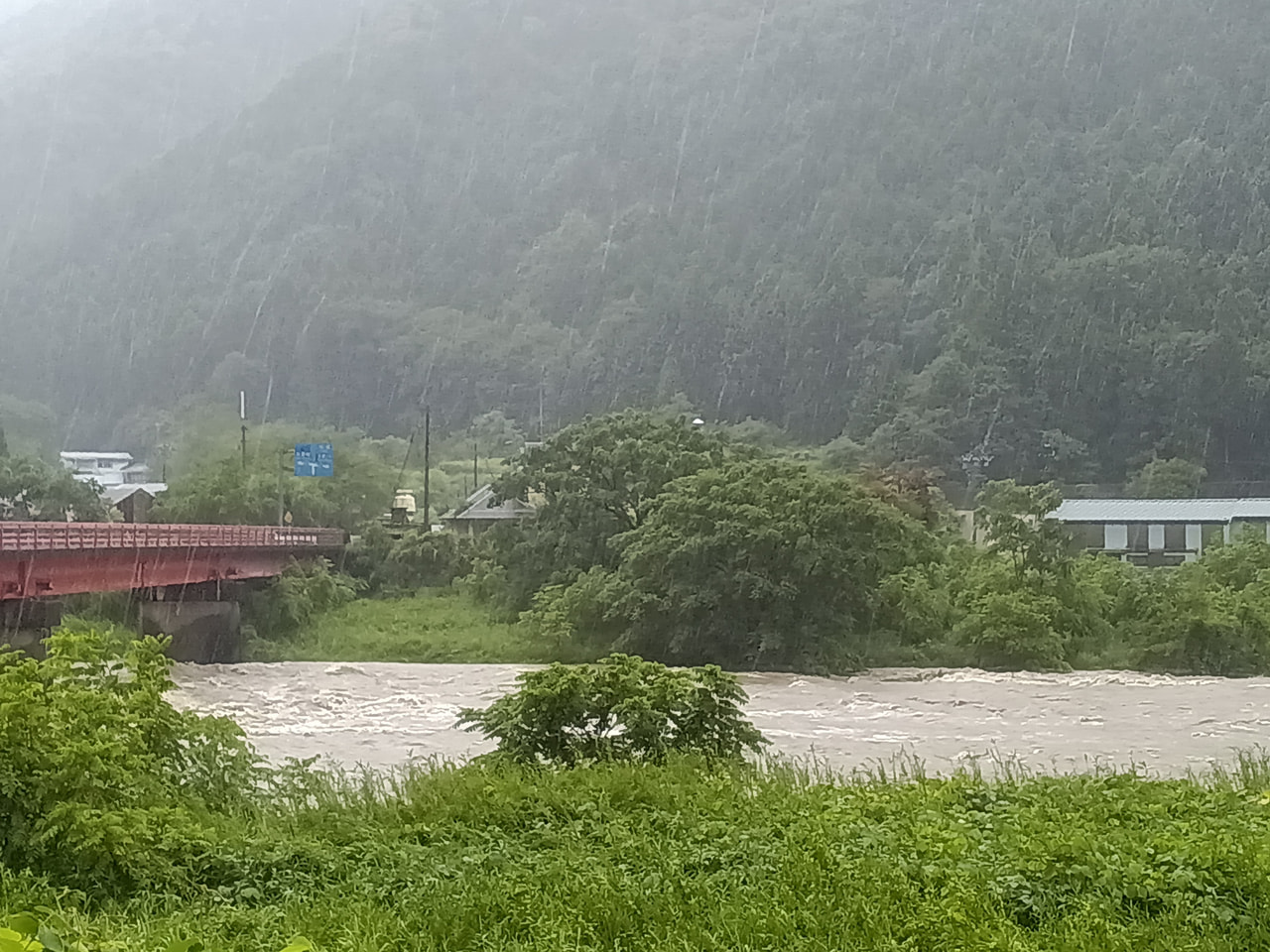 岐阜県では17日夕方にかけて雷を伴った非常に激しい雨が降り、大雨となる所がある見...