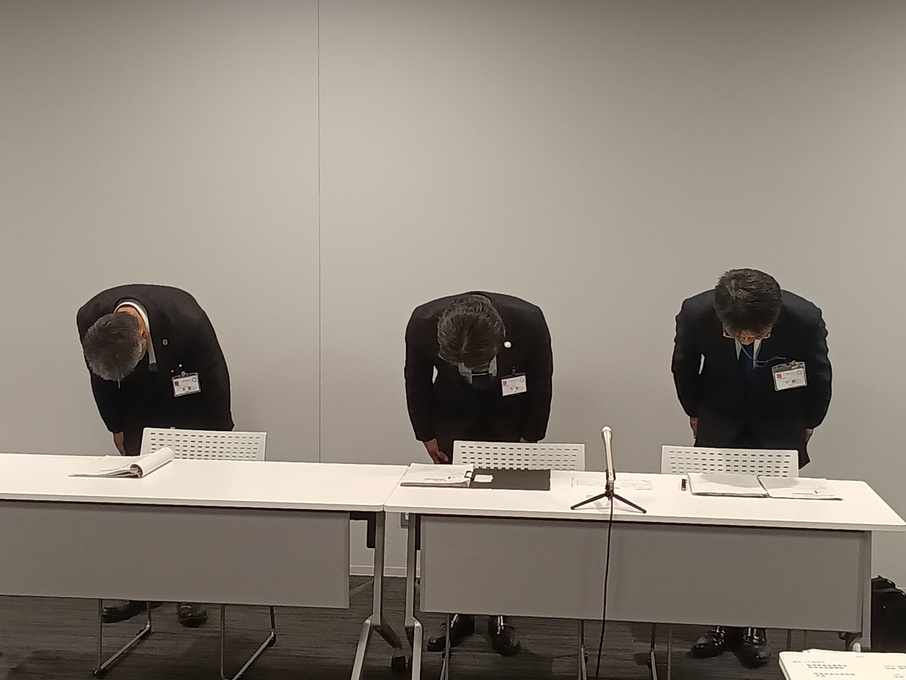 岐阜市教育委員会は１７日、市立幼稚園の３０代男性教諭が市内の商業施設で女性のスカ...