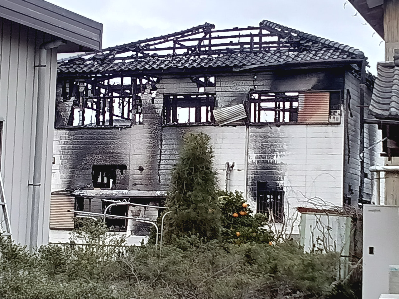２７日午前８時前、本巣市で火事があり、住宅１棟を焼いたほか、周囲４軒の壁などの一...