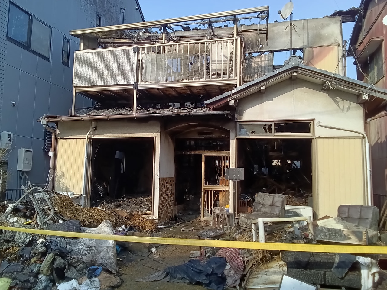 ３０日朝、岐阜市の住宅でストーブが火元とみられる火事があり、住宅１棟などが焼け、...