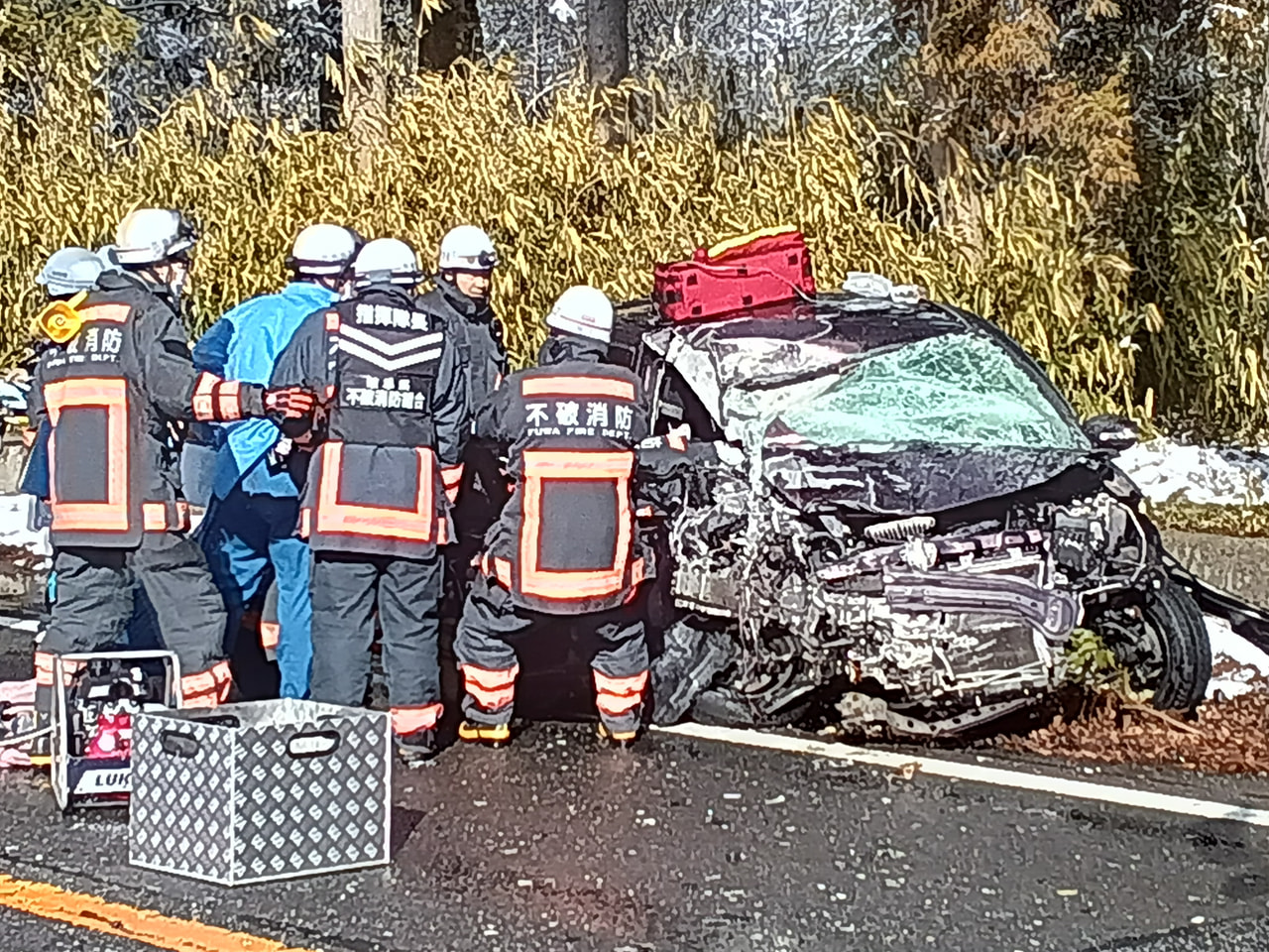 ２２日朝、岐阜県不破郡関ケ原町の国道２１号線で大型貨物自動車と軽乗用車が正面衝突...