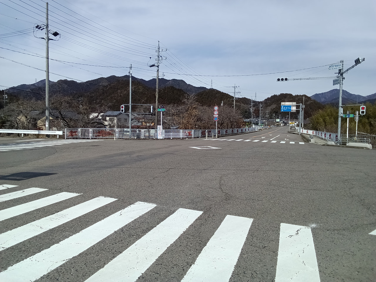 ２０日、関市の国道交差点で路線バスがガードレールに衝突し、運転手の男性が死亡しま...