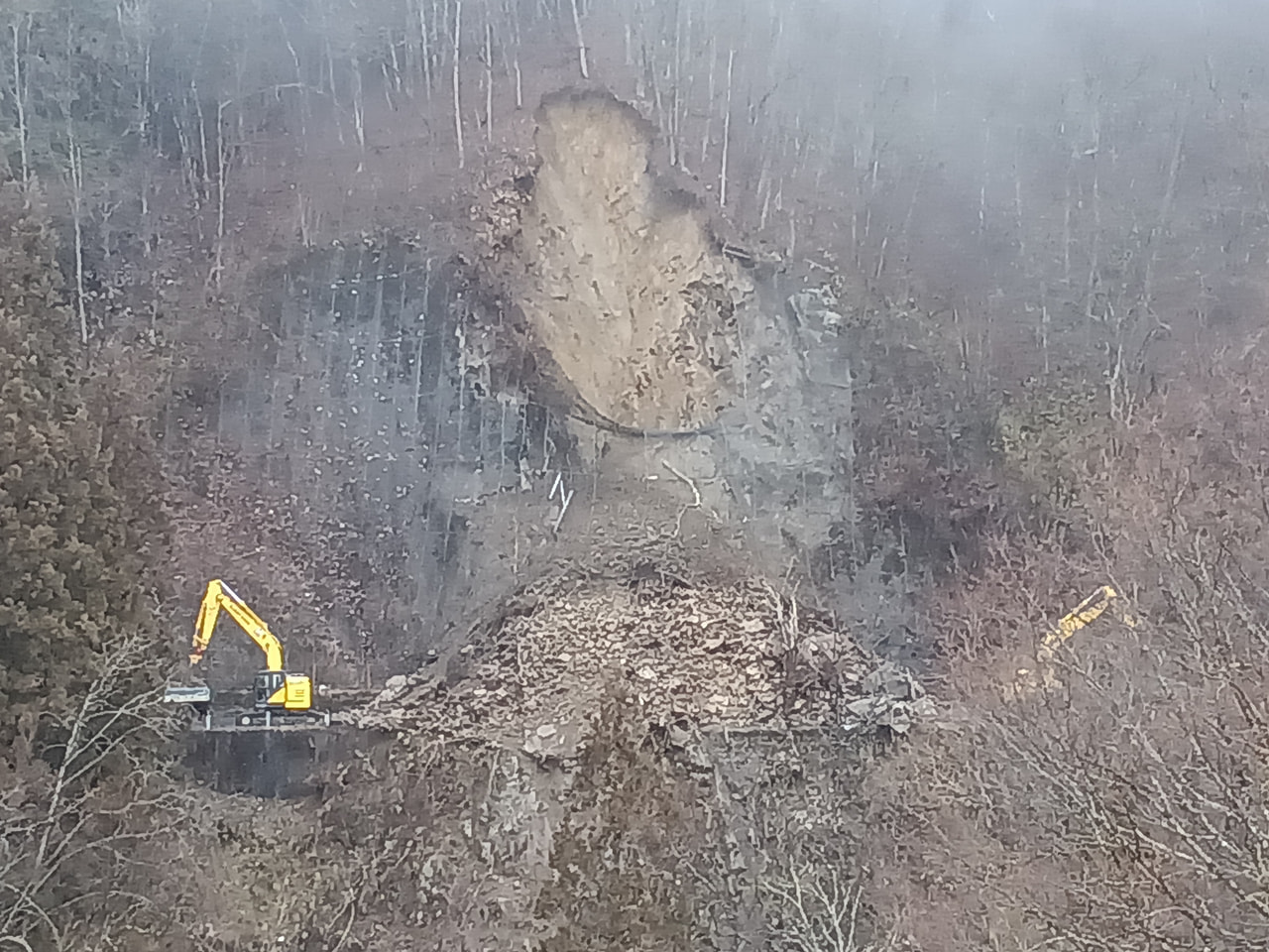 ２５日朝、高山市の国道１５８号線で土砂崩れが発生し、通行車両が土砂に乗り上げ男性...