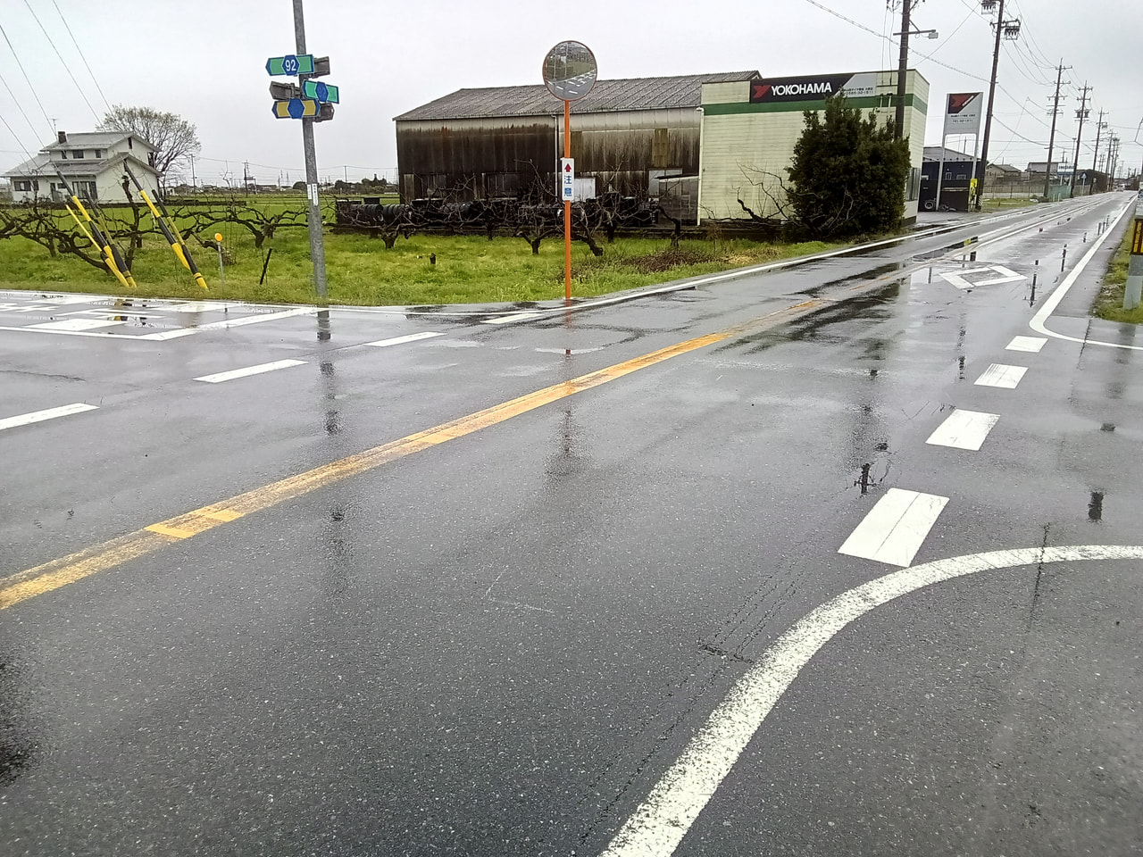 ３１日午後、揖斐郡大野町の交差点で大型トラックと普通乗用車が出合い頭に衝突し、乗...