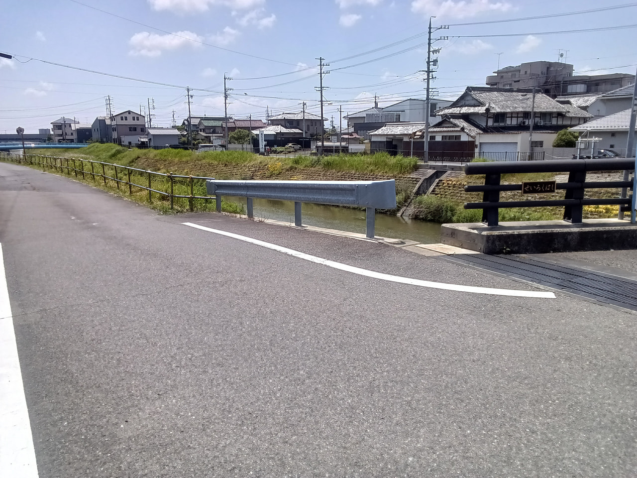 １５日未明、羽島郡岐南町の町道で米国籍の男性が倒れているのが見つかり、死亡が確認...