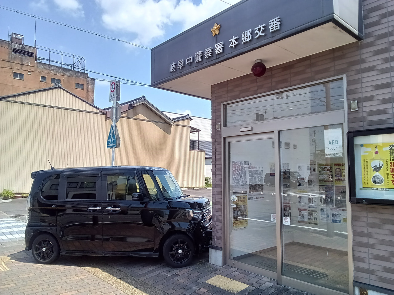 １５日午前、岐阜市の県道で、自転車と接触した軽乗用車がはずみで道路沿いの交番に突...