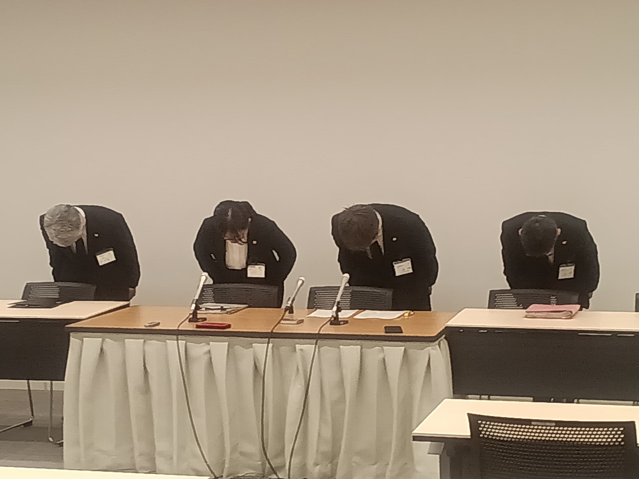 県教育委員会は２２日、練習試合中に問題集を見ながら応援していた生徒の頭をスマート...
