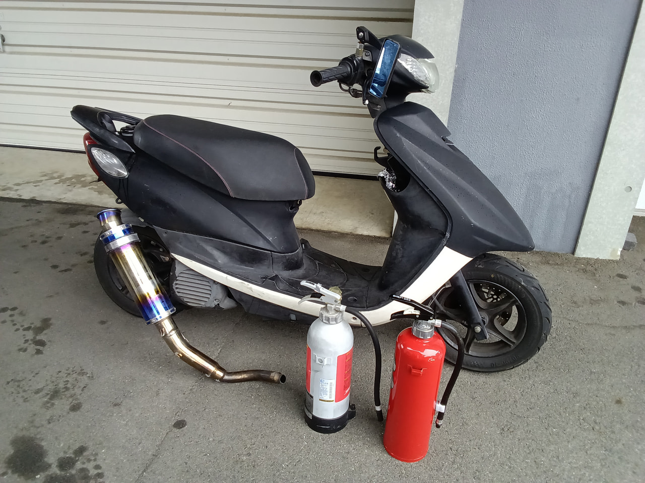 暴走バイクを警戒中のパトカーに消火器を吹きつけたり卵を投げつけたりしてパトロール...