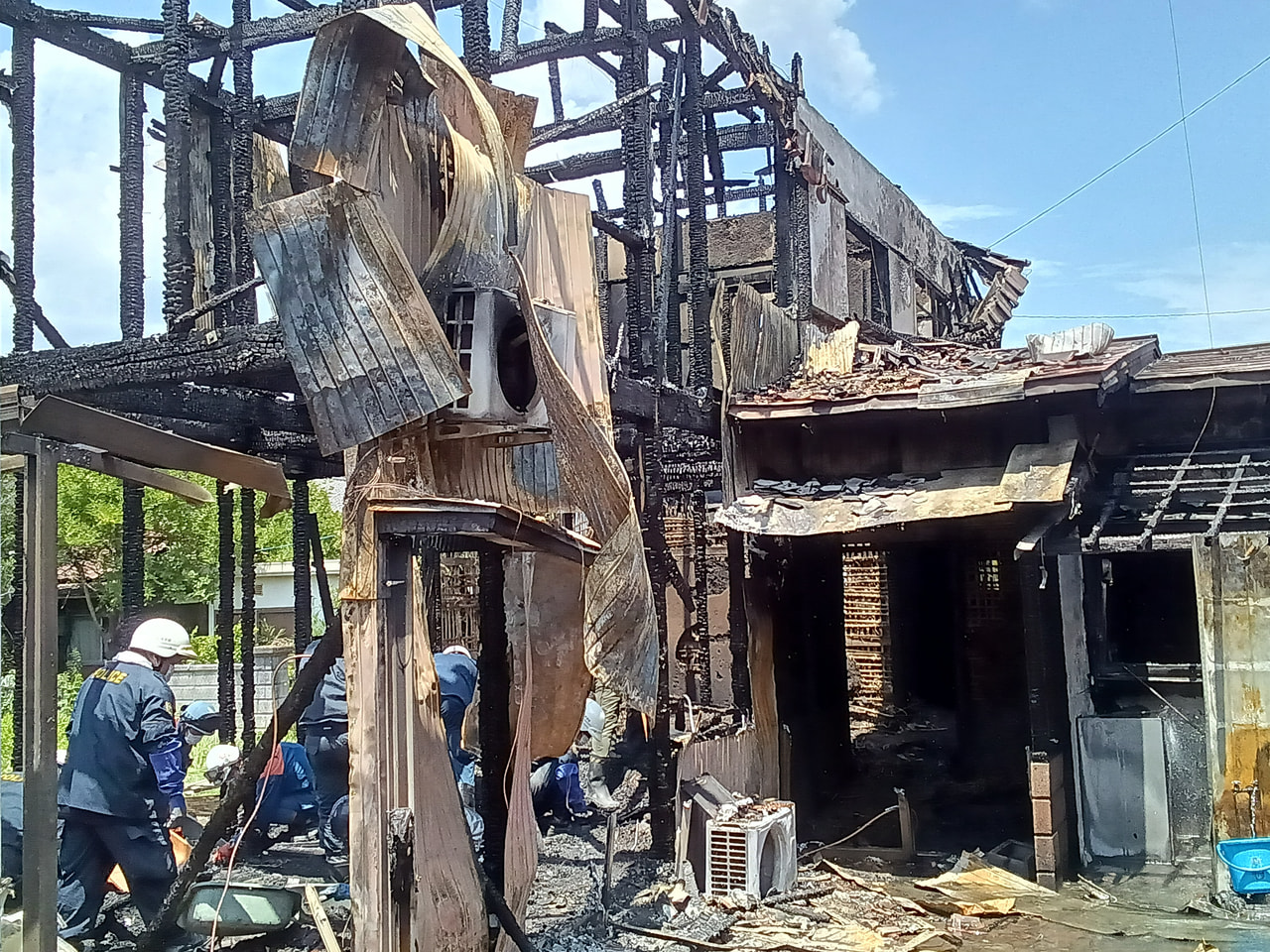 １６日早く、不破郡垂井町の住宅で火事があり、焼け跡から２人の遺体が見つかりました...