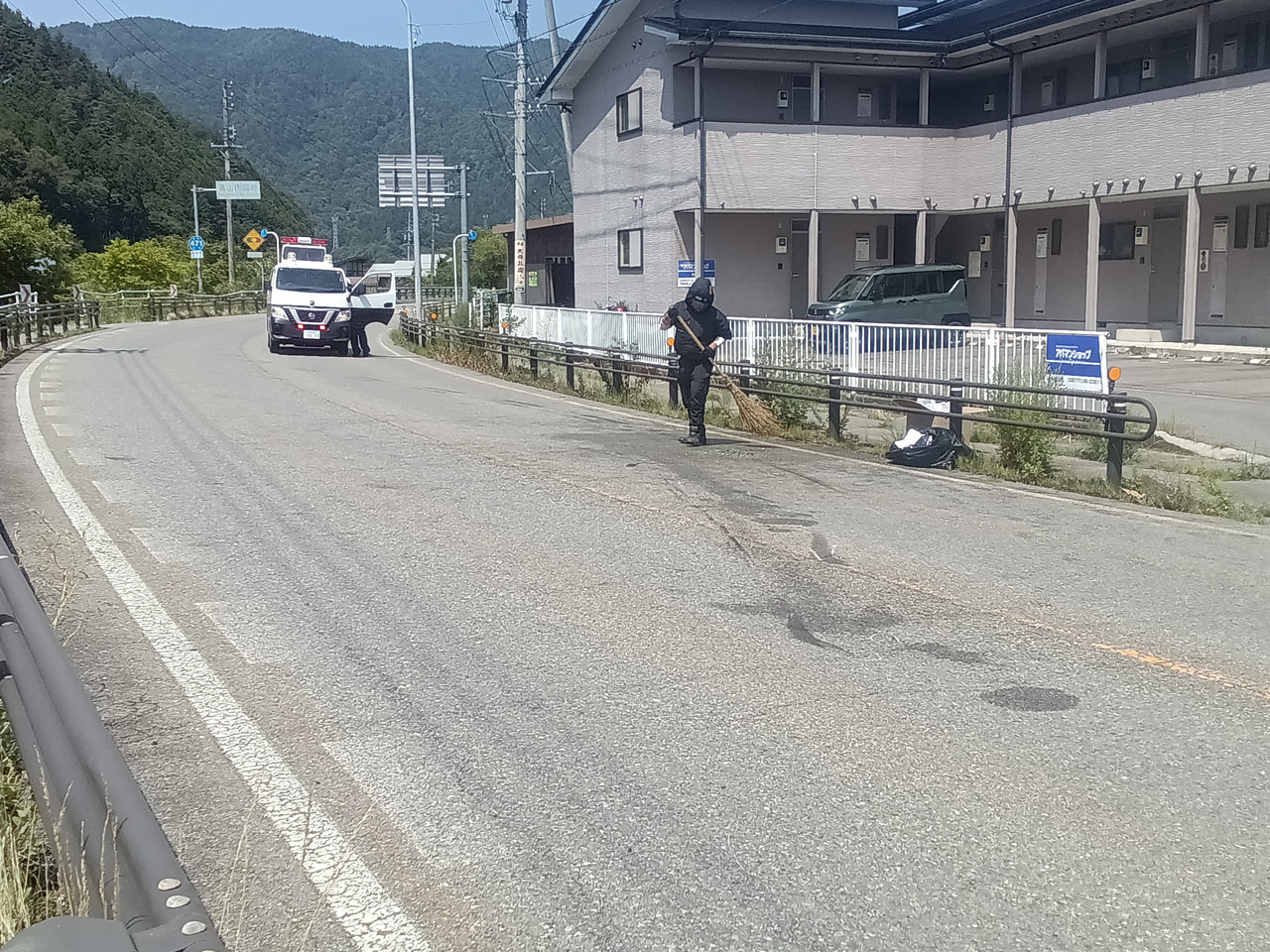 ２１日午前、高山市の県道で、軽トラックとトラックが正面衝突し、軽トラックを運転し...