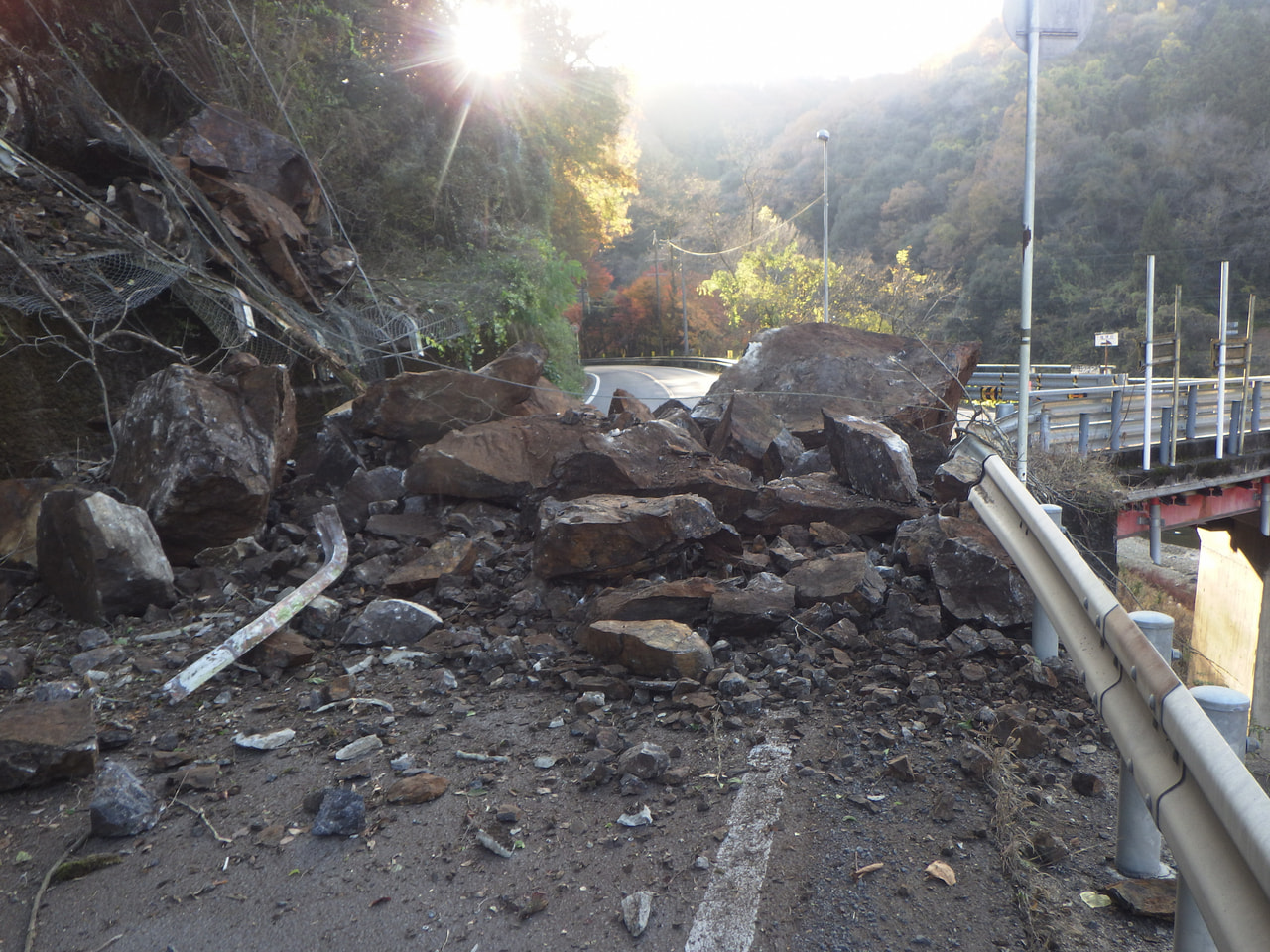 １１月３０日午後２時３０分ごろ、多治見市脇之島町の県道名古屋多治見線（愛岐道路）...
