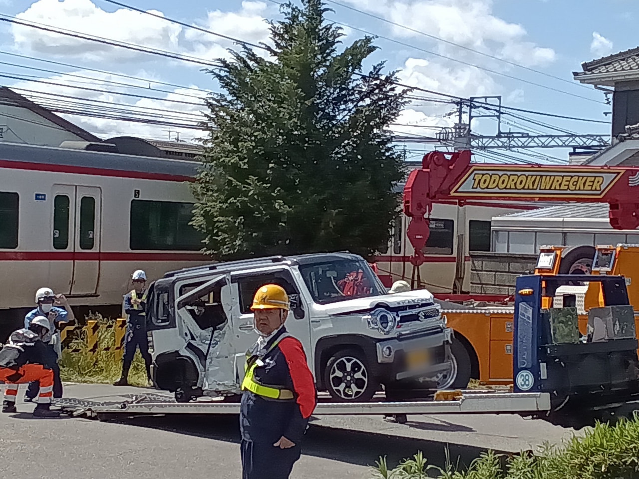 ８日午前８時すぎ、羽島郡岐南町の名鉄名古屋本線の踏切で列車と軽乗用車が衝突し、１...