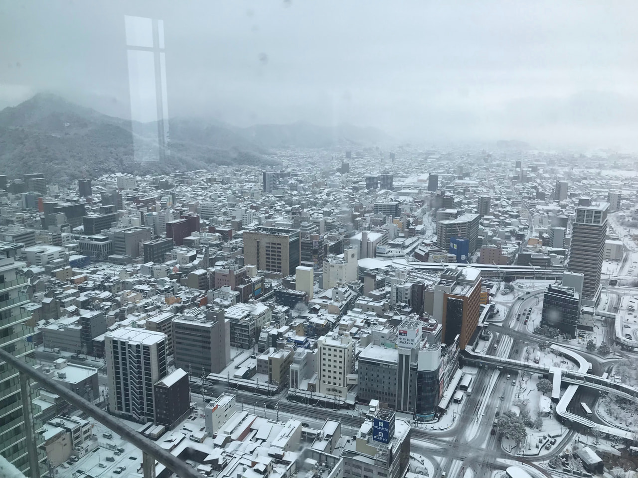 強い冬型の気圧配置の影響で岐阜県内は２４日、山間部を中心に大雪となっており、気象...