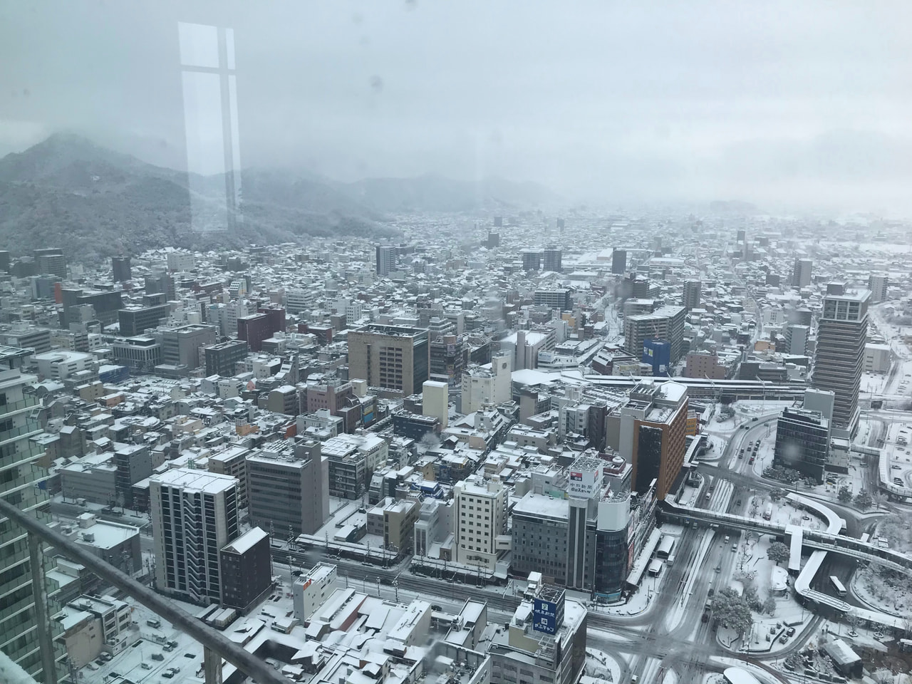 強い冬型の気圧配置の影響で岐阜県内は24日、山間部を中心に大雪となっており、気象...