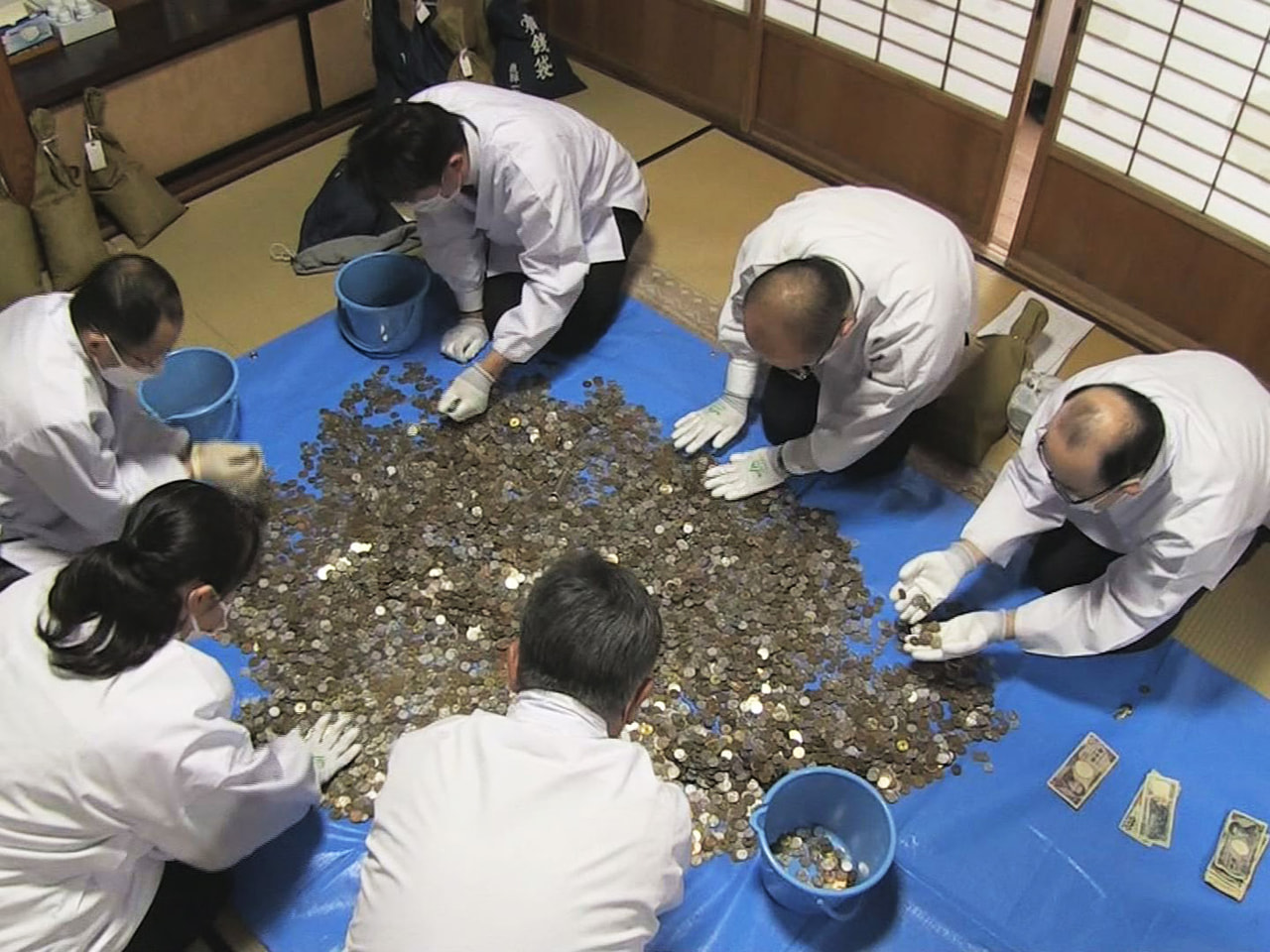 高山市一之宮町の飛騨一宮水無神社で4日、初詣のさい銭を数える年始恒例のかます開き...