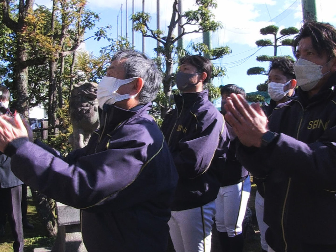 西濃運輸の野球部と空手道部が5日、新年の必勝祈願を行い、今シーズンの活躍を誓って...