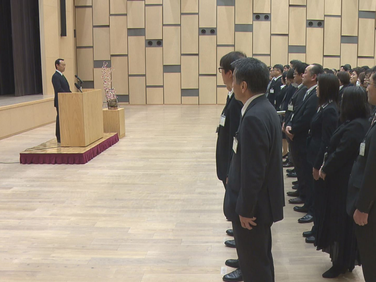 年が明けて最初の月曜日の５日、岐阜県庁や多くの民間企業で仕事始め式が行われ、知事...