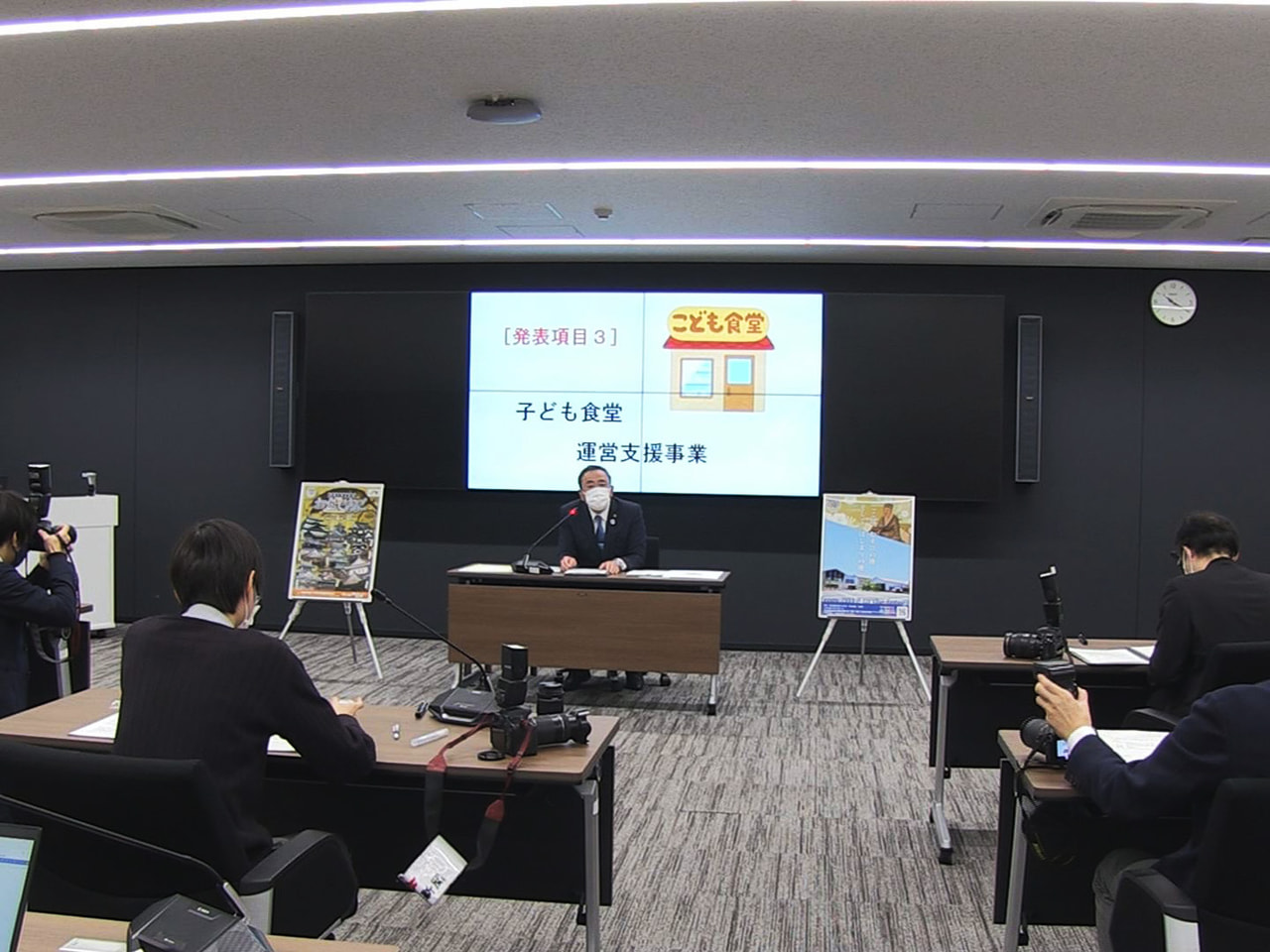 大垣市の石田仁市長は6日に行われた年頭会見で、「子育て日本一」を目指す政策など、...
