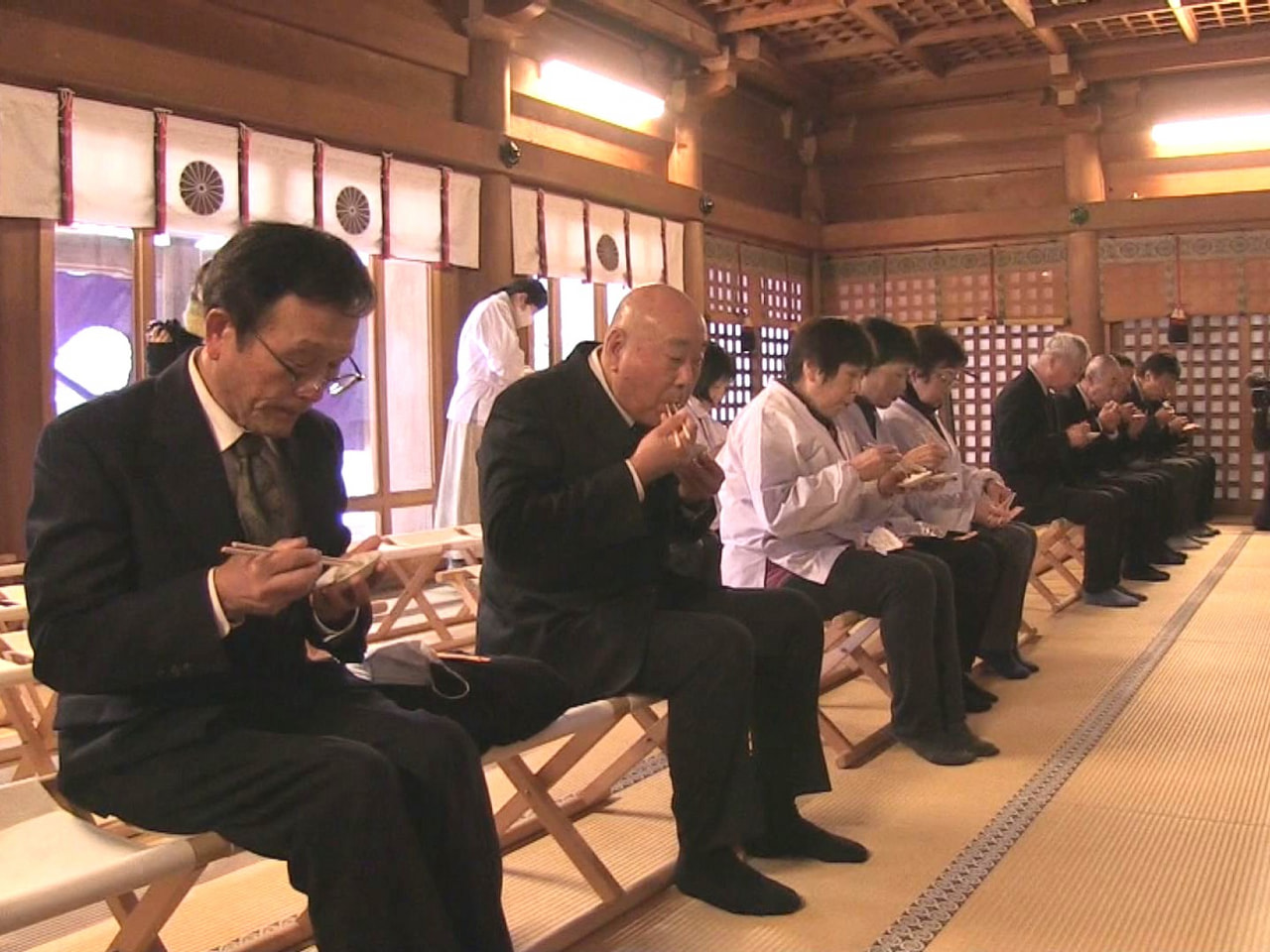 岐阜県高山市一之宮町の飛騨一宮水無神社で７日、「七草がゆ」を食べて１年の健康を祈...