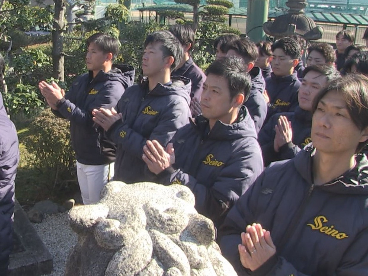 西濃運輸の野球部と空手道部が７日、新年の必勝祈願を行い、今シーズンの活躍を誓って...